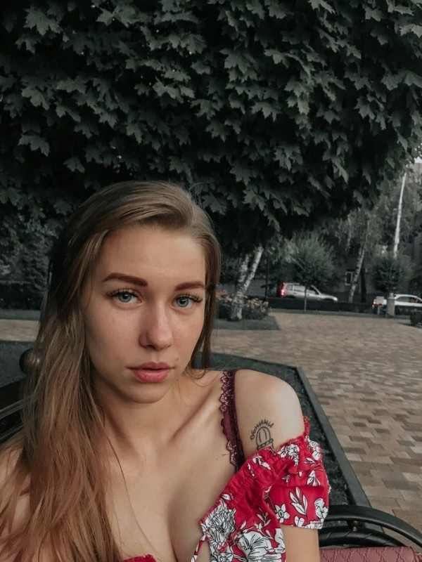 Алиса привлекательная девушка из Шахтёрска цена от 3000 руб