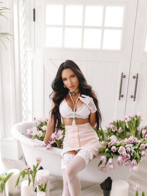 Оксана привлекательная девушка из Шахтёрска цена от 6000 руб